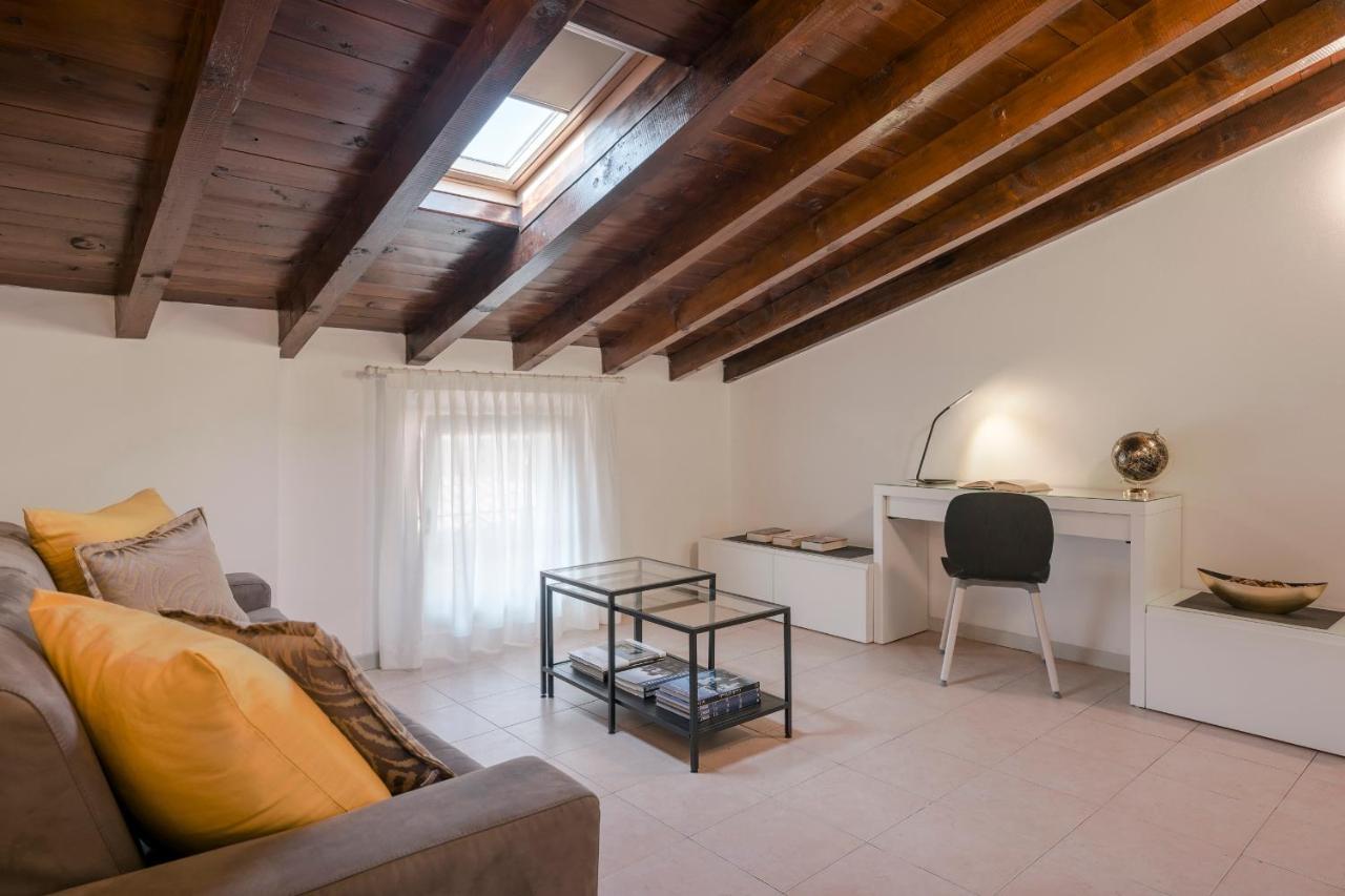 Lovely Mansard Iseo Portelle Holiday With Private Parking And Bike Storage 외부 사진